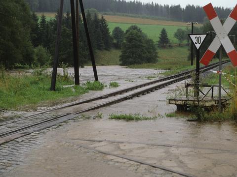 Dass die Preßnitztalbahn das Hochwasser im August 2002 im Vergleich zu anderen Eisenbahnstrecken geradezu glimpflich überstanden hat, ist unbestritten. Nichtsdestotrotz nahmen die Fluten am 12. August 2002 schon bedrohliche Fluten an.
