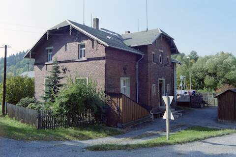 Das Gebäude ist markant als früher der Eisenbahn zugehörig zu erkennen. | 10.10.1991 | Foto: Jörg Müller Das Gebäude ist markant als früher der Eisenbahn zugehörig zu erkennen.