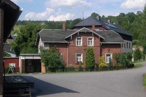 Ansicht des noch vermieteten Gebäudes von der Steinbacher Ladestraße aus. | 18.07.2004 | Foto: Jörg Müller Ansicht des noch vermieteten Gebäudes von der Steinbacher Ladestraße aus.
