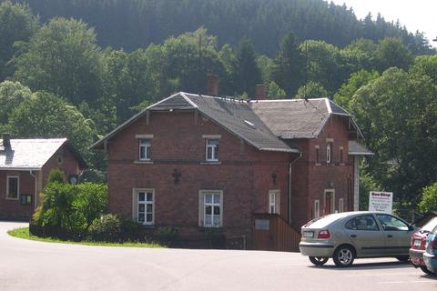 Ansicht des Gebäudes von der straßenseitigen Zufahrt aus. | 18.07.2004 | Foto: Jörg Müller Ansicht des Gebäudes von der straßenseitigen Zufahrt aus.