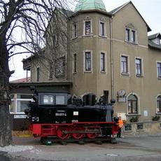 Eine Schmalspurdampflok vor „Müller´s Gaststätte“ in Falkenau.
