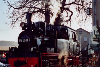 Die Lok 99 4511-4 unter „Kriechdampf“ vor der Gaststätte in Falkenau.