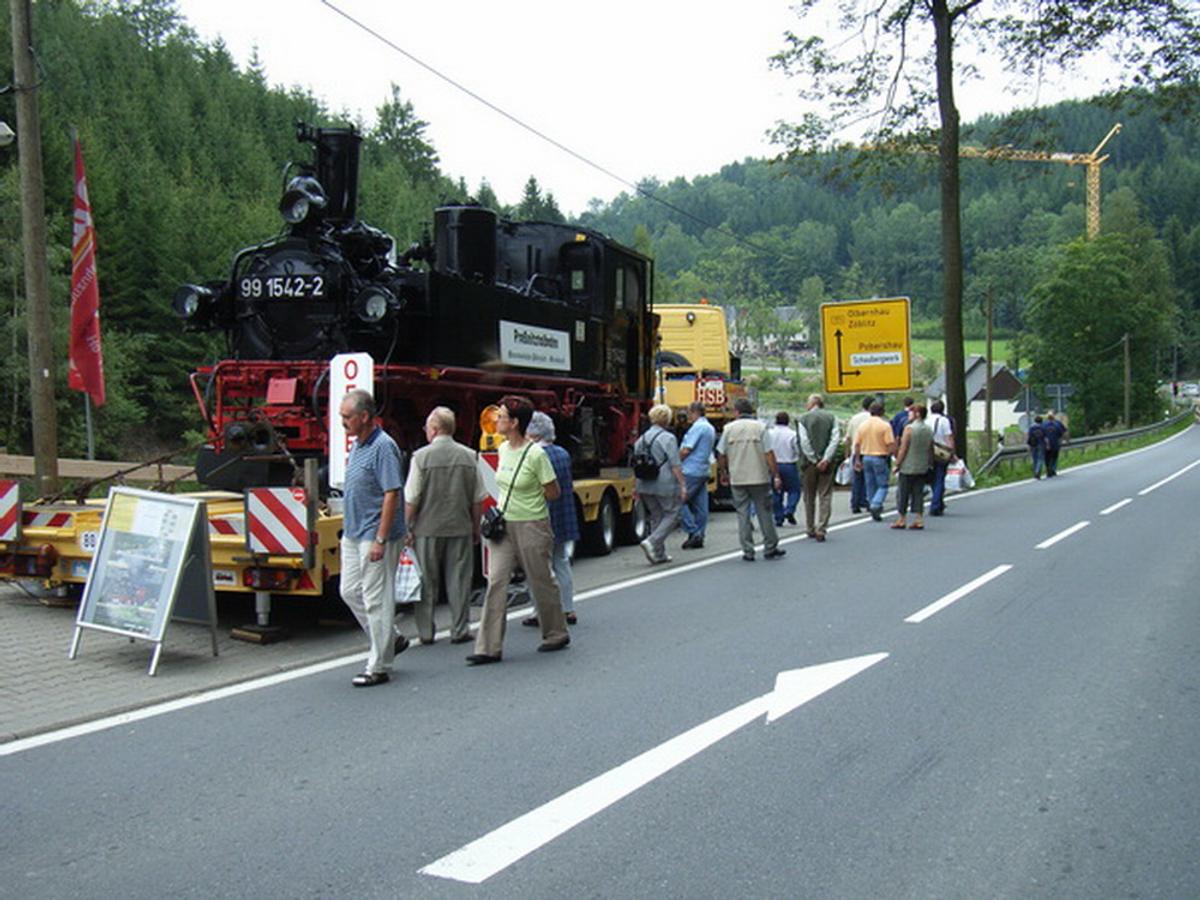 Mit einem Schild am Wasserkasten wirbt 99 1542-2 auch für einen Besuch bei der Preßnitztalbahn.