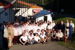 Gruppenfoto der Mitarbeiter und Angehörige der Firma Auhagen.