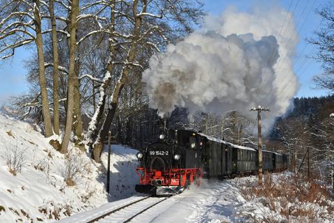 Zum vierten Advent erwartete die Gäste ein winterlicher Ausflug mit der Preßnitztalbahn. Zwar ist davon nun seit Weihnachten nicht mehr viel zu sehen, aber ein Ausflug „zwischen den Jahren“ und zum Jahresanfang 2023 lohnt sich dennoch immer.