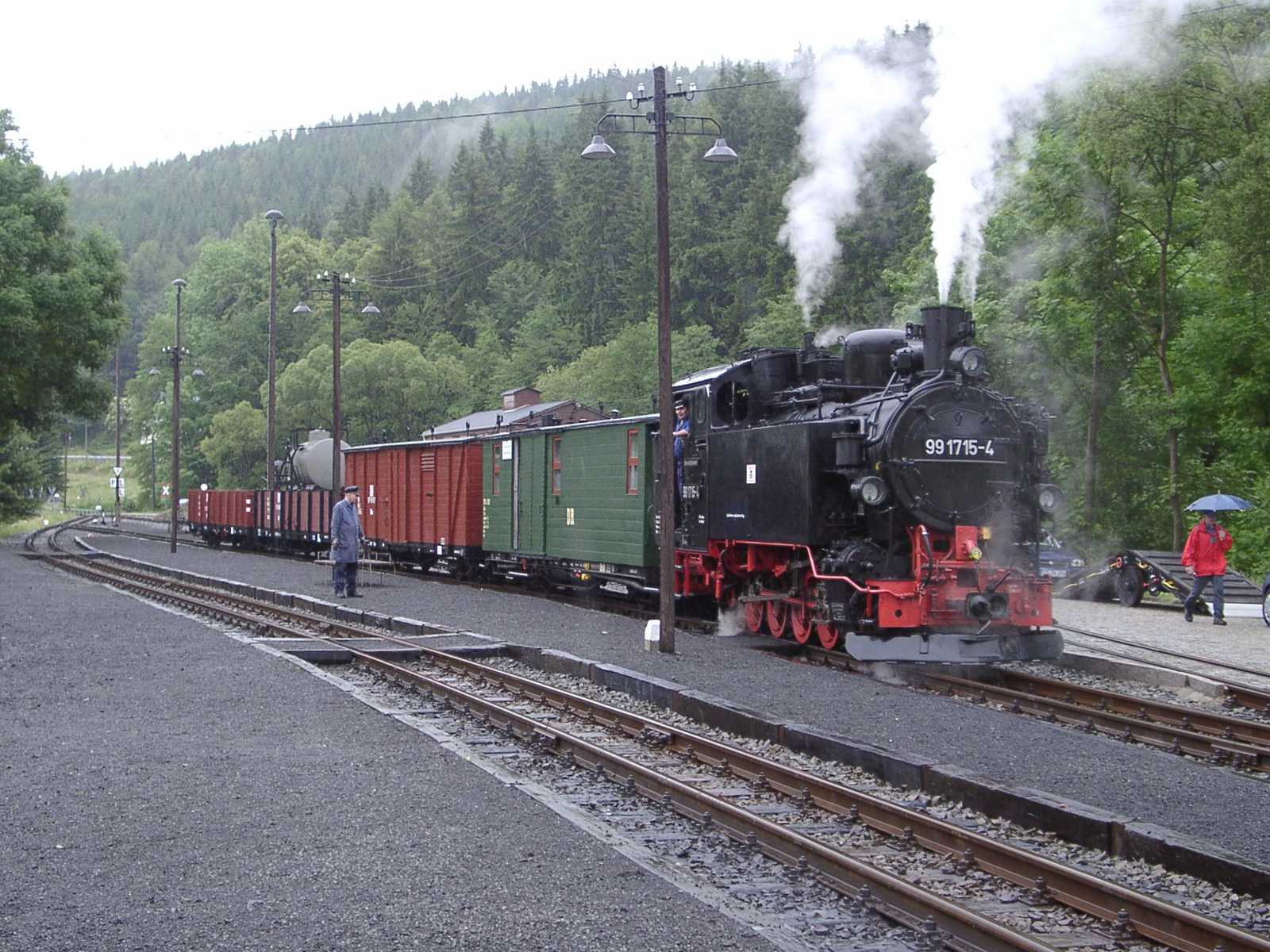Schmalspurgüterzug mit 99 1715 wartet in Schmalzgrube auf die Fahrerlaubnis.