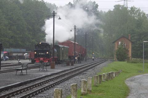 Einfahrt des Güterzuges in den Bahnhof Steinbach.