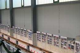Entlang der Wand der großen Arbeitsgrube ist die Galerie der Fotos vom Bauablauf angeordnet.