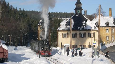 Winterlicher Betrieb im Bahnhof Schlössel.