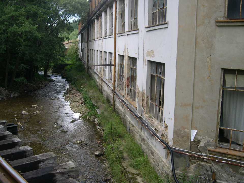 Unter der Hausecke des Gebäudes mündet der Kanal der ehemaligen Wasserkraftanlage der heutigen Schlösselmühle in das Schwarzwasser.