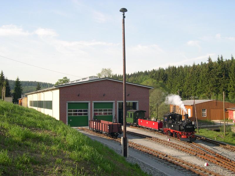 Diese Seiten bieten eine Zusammenstellung des Projektes „Bau der Ausstellungs- und Fahrzeughalle der Preßnitztalbahn“ im Zeitraum 2003 bis 2005, zu den Grundlagen des Vorhabens, über den Planungs- und Genehmigungsprozess sowie den Bauablauf bis zur Einweihung des Bauwerkes im Juni 2005.