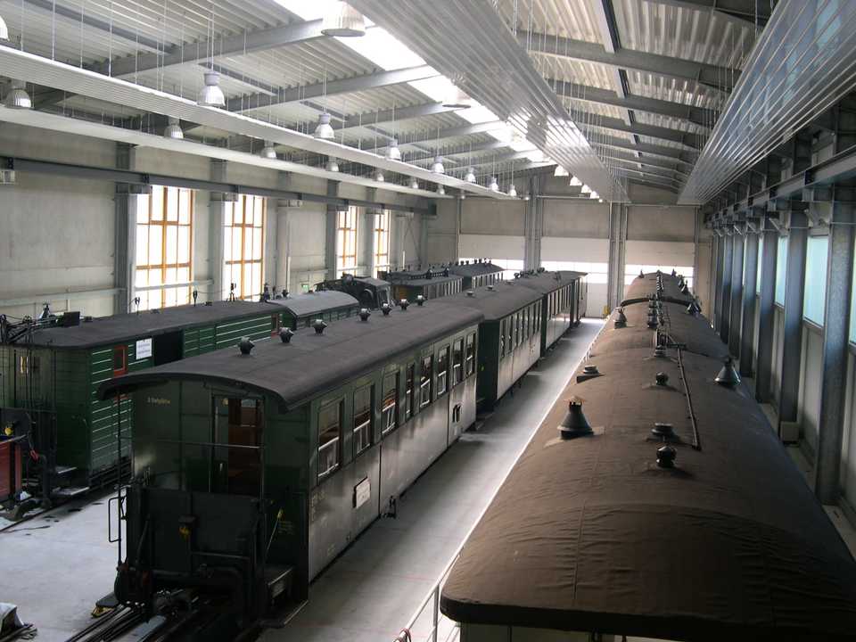 Blick aus dem Mehrzweckgebäude in die Fahrzeughalle über die vollbesetzten Hallengleise.