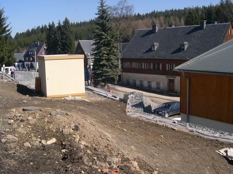 Zwischen Trafostation und Mehrzweckgebäude wurde noch vor dem „großen Schnee“ des Winters 2005 der Mutterboden aufgebracht