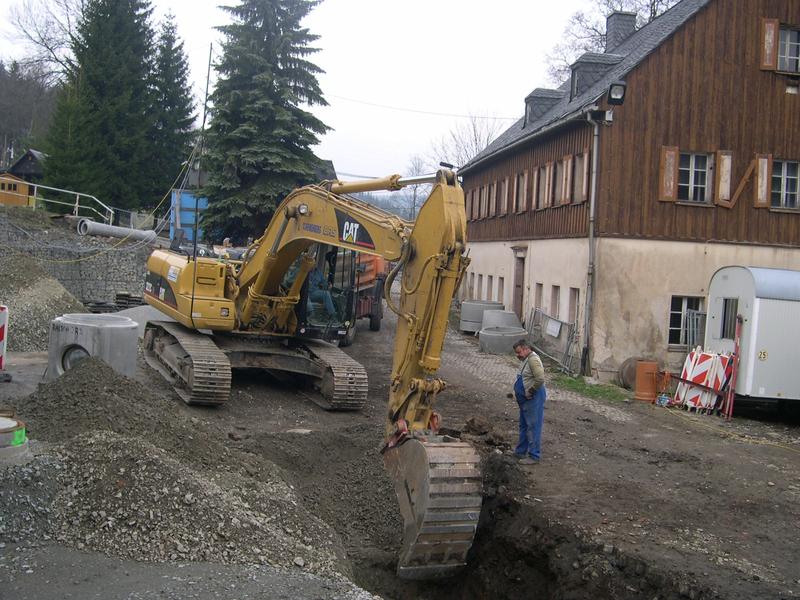 Vor der Einfahrt zur Fahrzeughalle beginnen die Arbeiten für den Weiterbau von Abwasser- und Regenwasserableitung der Jöhstädter Schlösselstraße in Verantwortung der Stadt Jöhstadt.