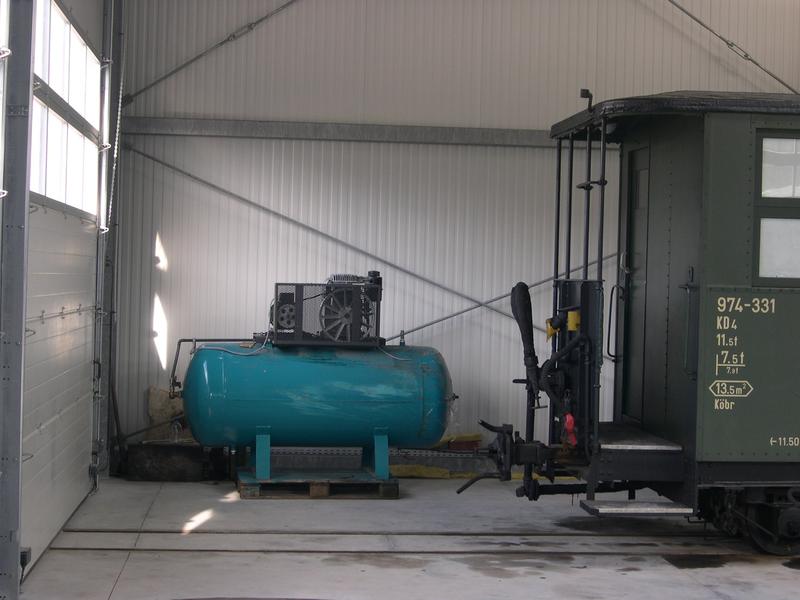 Der Luftkompresser für die künftige Druckluftversorgung in der Fahrzeughalle wurde bereitgestellt.