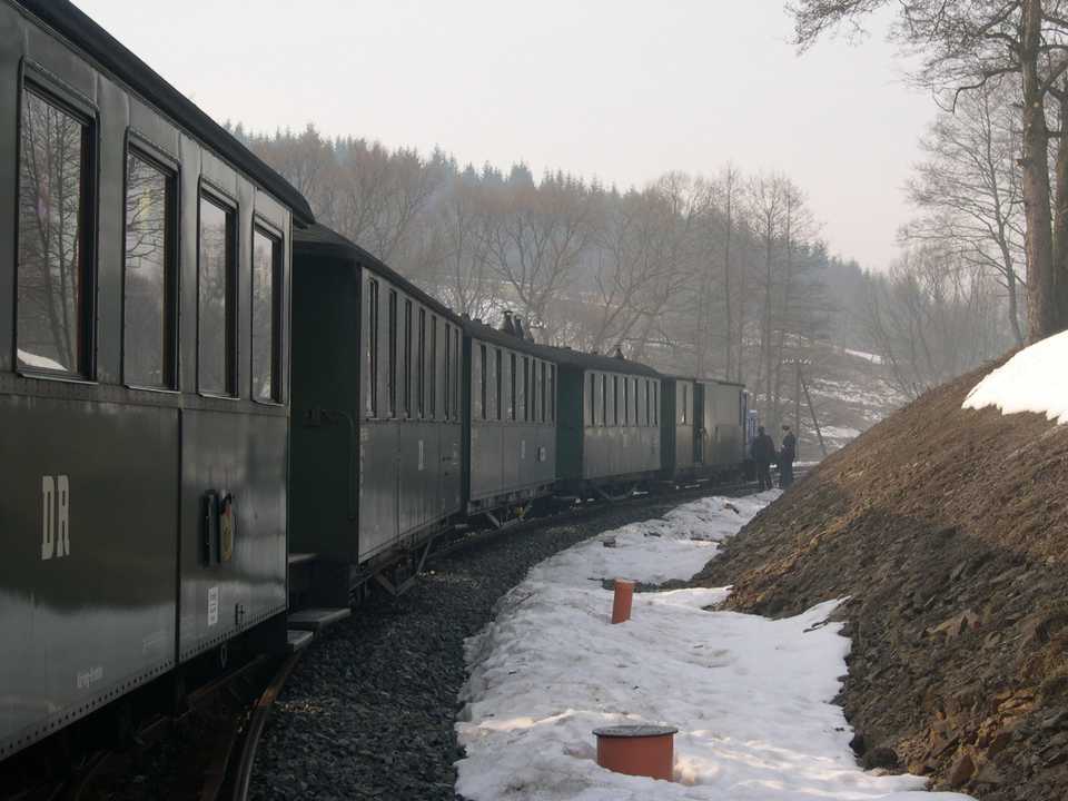 Die Zuggarnitur wird für den Oster-Fahrbetrieb auf dem Anschlussgleis vor der Fahrzeughalle bereitgestellt.