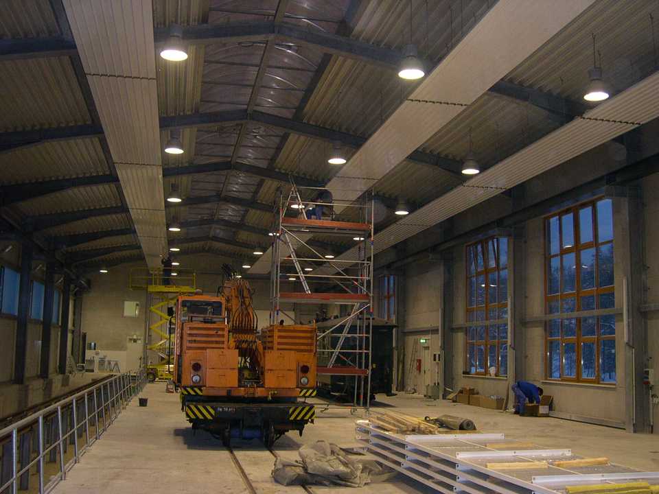 Geteilte Nutzung der Hallenfläche - während auf Gleis 1 die Wagen stehen, wird über dem Gleis 2 die Heinzung angebaut und am Gleis 3 das Geländer montiert.
