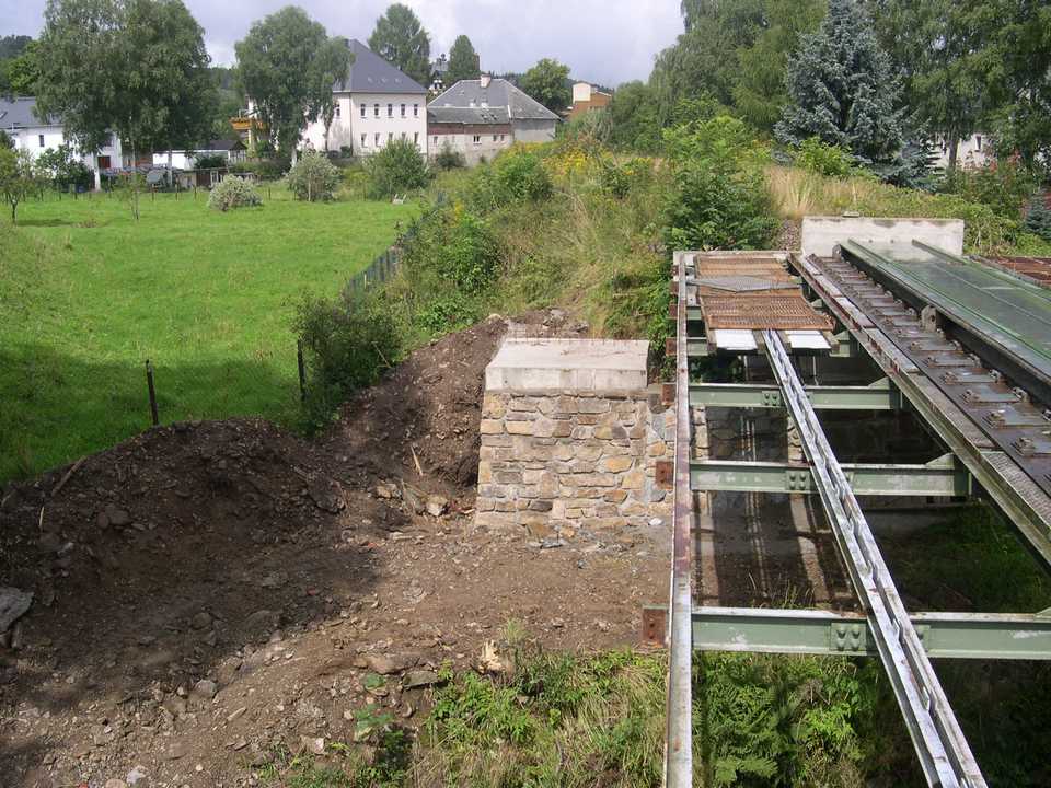 Das Widerlager für die Radwegbrücke entsteht, während das Geländer der Eisenbahnbrücke noch einmal zur farblichen Behandlung demontiert wurde.