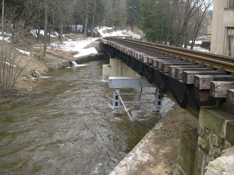 Das Tauwetter sorgt für reichlich erhöhtem Pegel im Schwarzwasser, wodurch die Behelfsstützen der Brücke am Bahnhof Schlössel im Wasser stehen.
