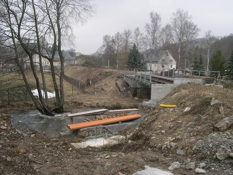 Durch den erhöhten Wasserstand der Preßnitz steht das Widerlager der künftigen Radweg-Wanderweg-Brücke bereits am Wasser.