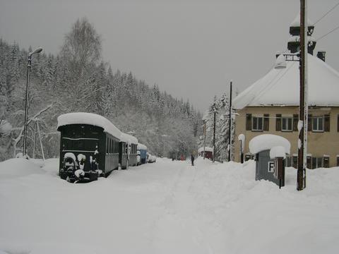 Schnee in reichlichen Ausmaßen - vor dem ersten Zug muss erst einmal der Bahnhof ausgegraben werden.