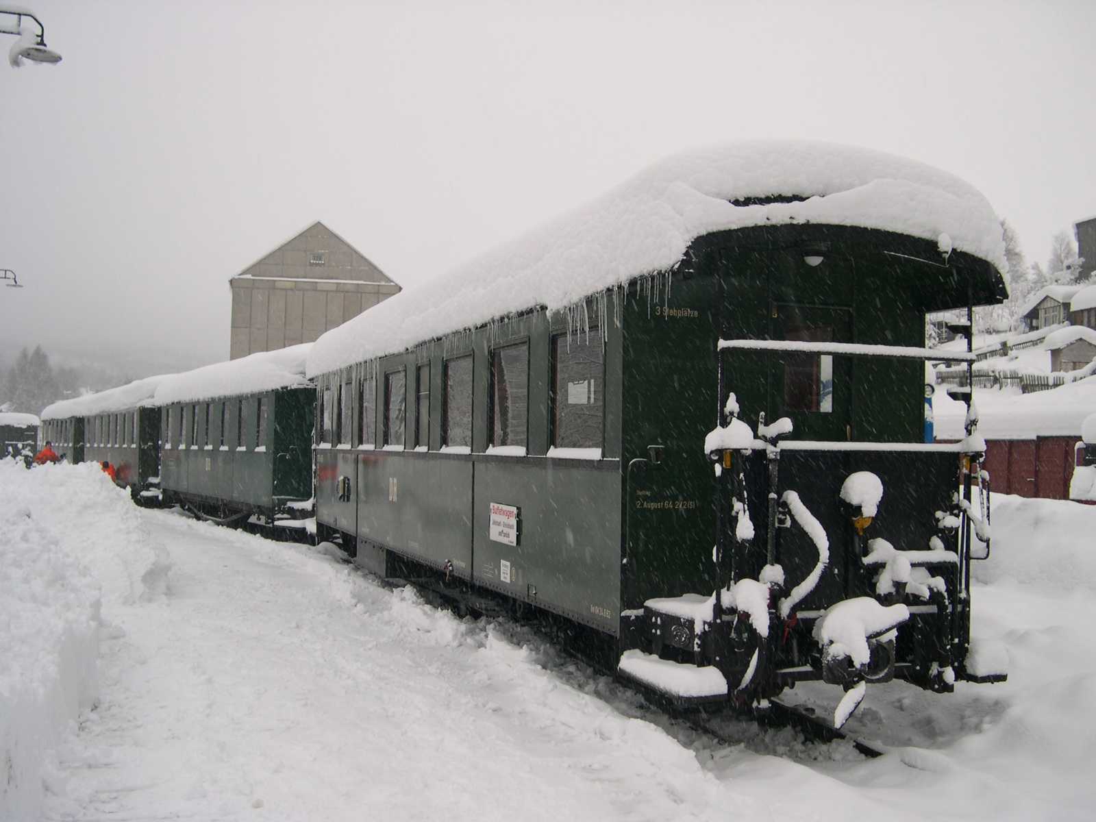 Letzter Winter mit riesigen Schneebergen auf den Wagen, da in der Fahrzeughalle noch nicht alle Gleise nutzbar sind. Im Vordergrund der Bistrowagen 970-458.