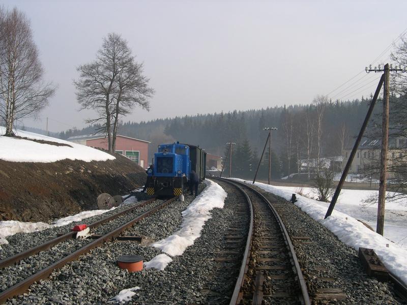 Der zweite Zug wird in der Anschlussstelle der Fahrzeughalle bereitgestellt, 199 008-4 wartet auf Abfahrt nach Jöhstadt.