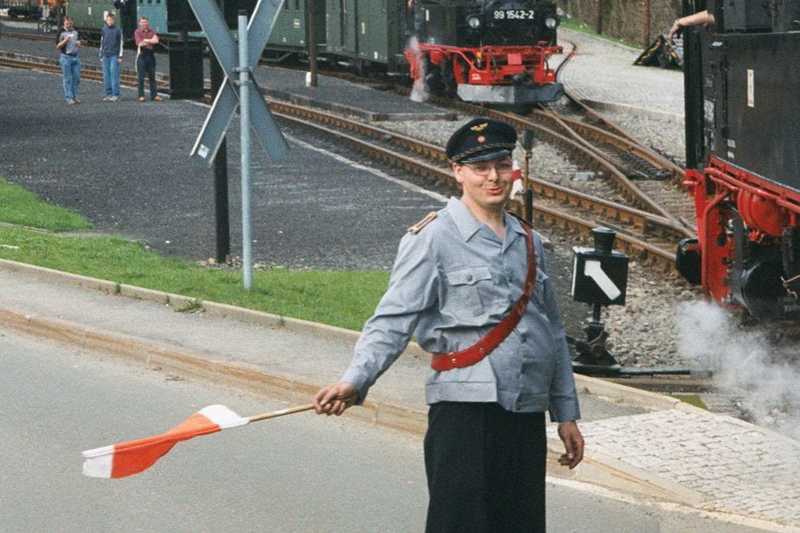 Gerald Seifert übernimmt die Bahnübergangssicherung im Bahnhof Schmalzgrube.