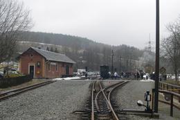 Nach Ankunft des Zuges in Steinbach geht es für einen Großteil der Reisenden auf Wanderung im Preßnitztal.