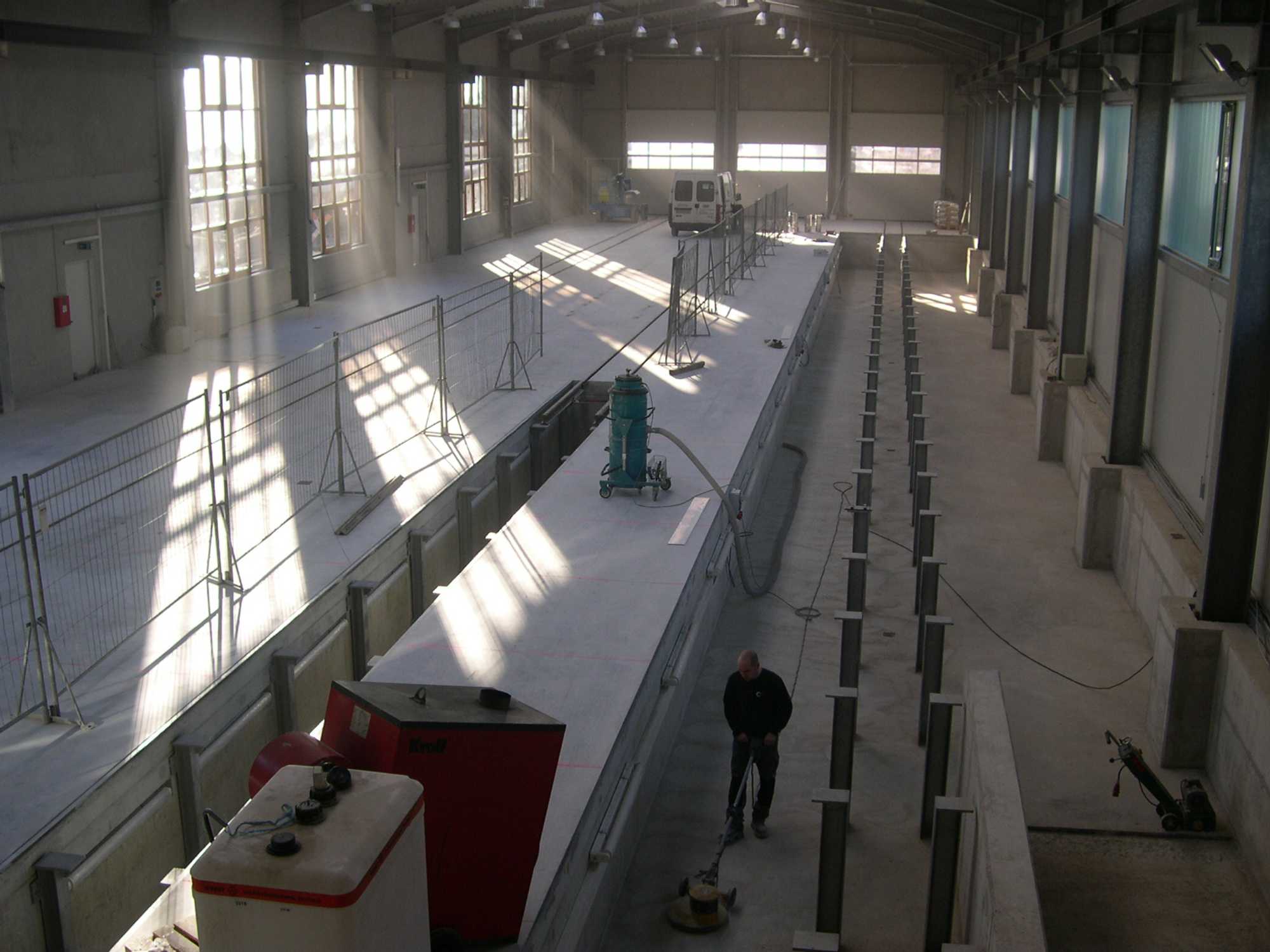In der Arbeitsgrube Gleis 3 wird die Betonoberfläche abgeschliffen, um die Beschichtung ausführen zu können.