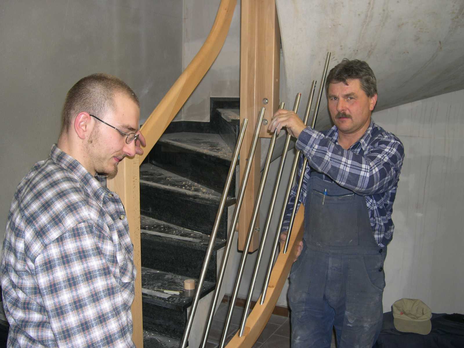 Handwerker der Fa. DIETEL aus Schmalzgrube bei der Montage des Treppengeländers.
