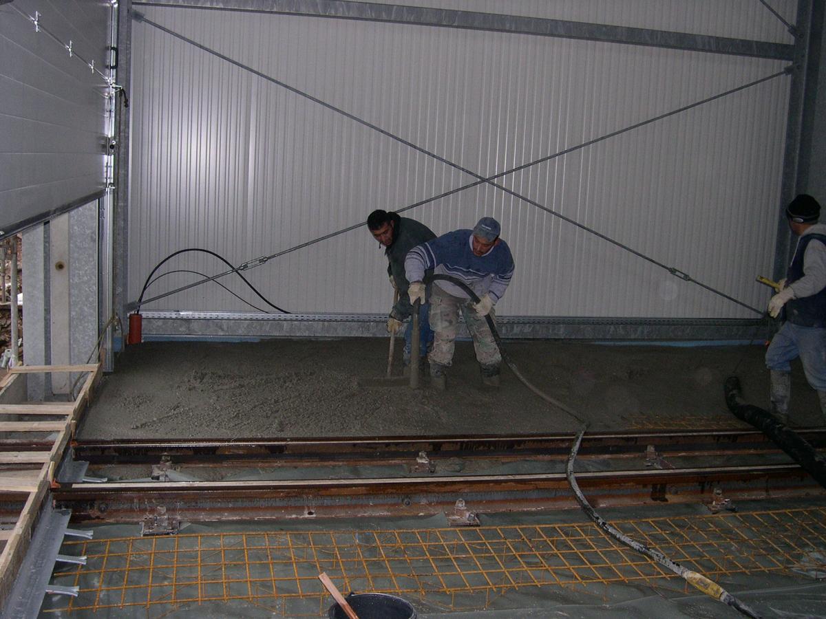 Am kurzen Fußbodenabschnitt am Gleis 3 wird mit dem Einbringend es Fußbodenbetons begonnen. (10.30 Uhr)