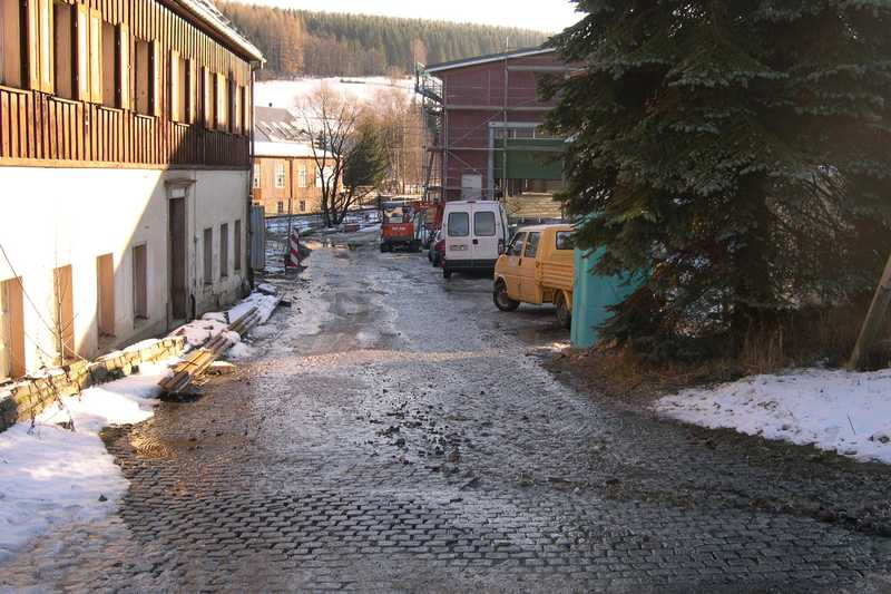 Der Paschweg bildet das neue „Flußbett“ des Schmelzwassers, da die Straßenentwässerung von der Schlösselstraße nicht mehr funktioniert.