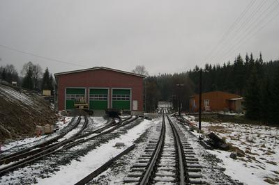 Blick entlang des Streckengleises in Richtung Bahnhof Schlössel mit den Gleisen der Anschlussbahn zur Ausstellungs- und Fahrzeughalle.