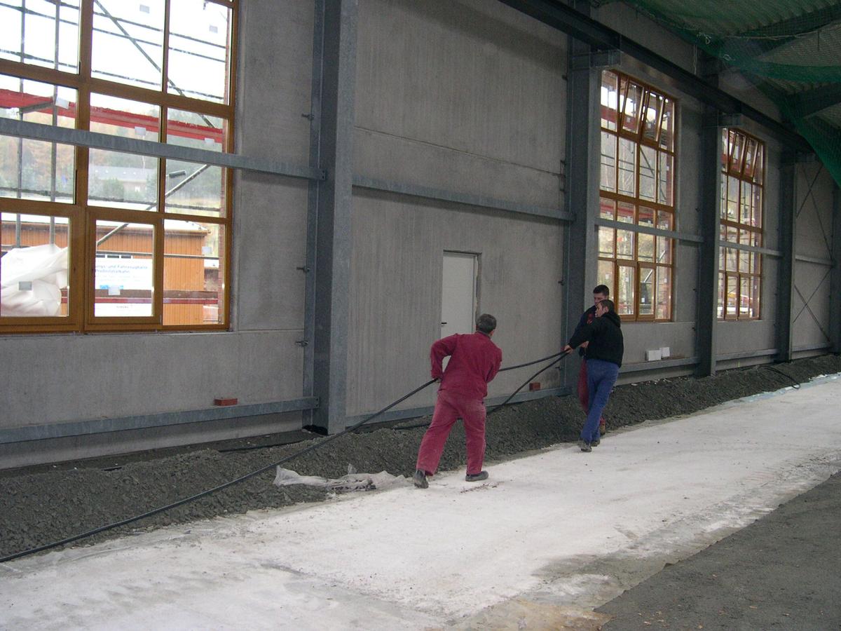Kabelziehen entlang der 65 Meter Hallenlänge ist Schwerstarbeit.