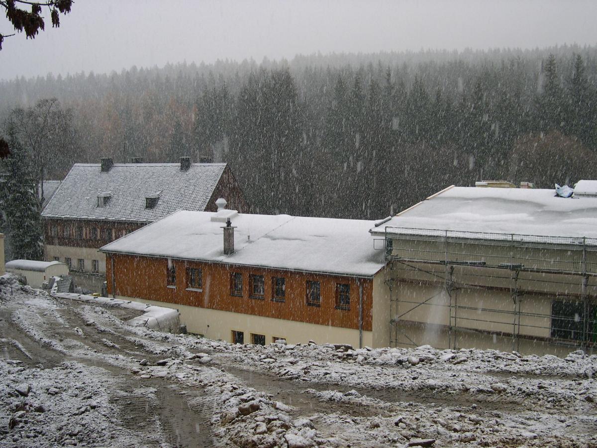 Am Nachmittag kehrte der Winter ins Erzgebirge ein. Die „schneefreie Periode“ seit dem letzten Schneefall am 23.Mai ist damit vorbei, alle Arbeiten an der Baustelle werden nun vom Winter beeinflusst.