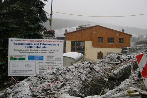 Der erste Schnee des Winters 2004/2005 bedeckt die Baustelle. Ab jetzt wird es bei den Arbeiten ungemütlicher.
