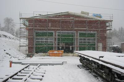 Blick auf das südliche Hallenportal bei Schneetreiben.