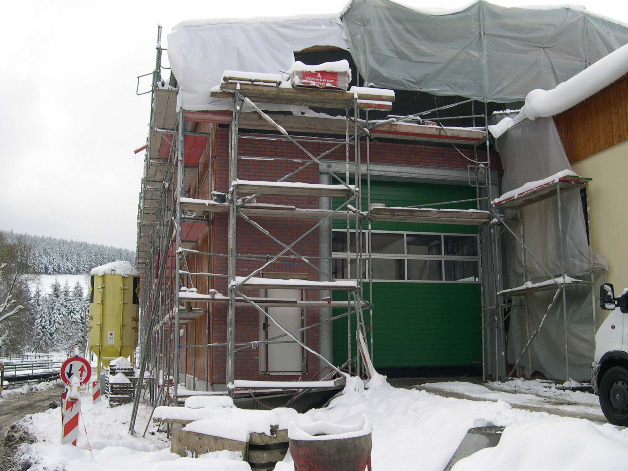 Reichlich Schnee ist in den beiden letzten Tagen auf der Baustelle gefallen, so dass die Arbeiten an der Klinkerfassade nicht so zügig wie gewünscht voranschreiten.
