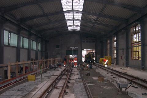 Gleisbau in der Fahrzeughalle: Während am Gleis 2 die Rillenleitschiene eingebaut wird, wird am Gleis 1 noch an der Schienenbefestigung auf dem Unterbeton gearbeitet.