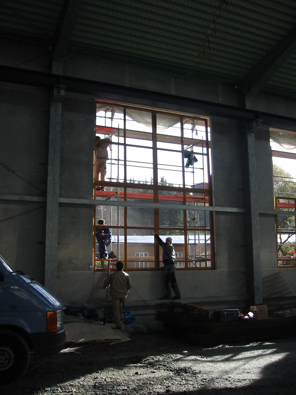 Das erste Fenster der Hallenfassade wird eingesetzt.