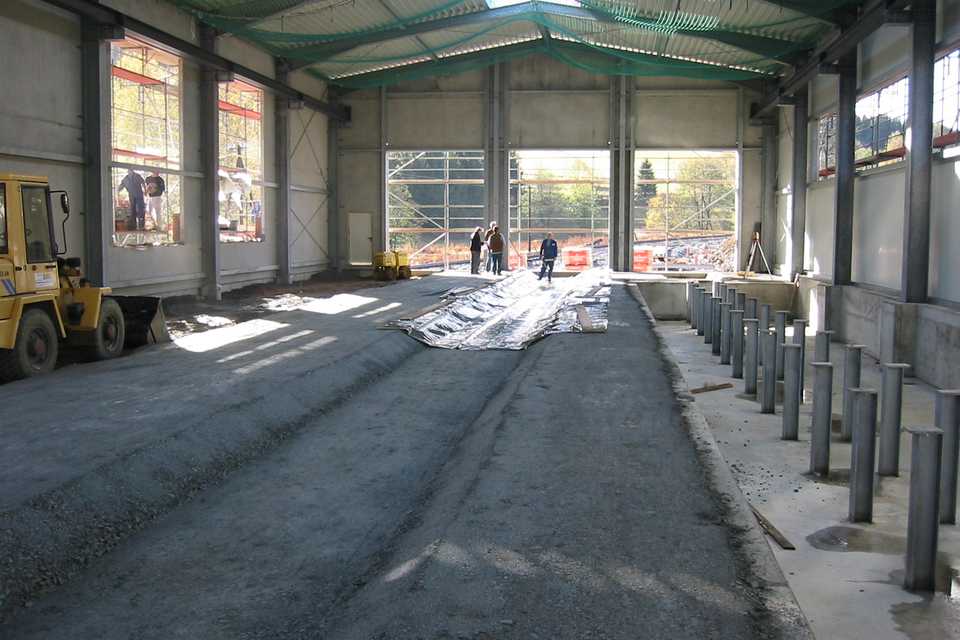 Die Fläche für den Gleisunterbeton des Gleises 2 in der Fahrzeughalle ist vorbereitet.