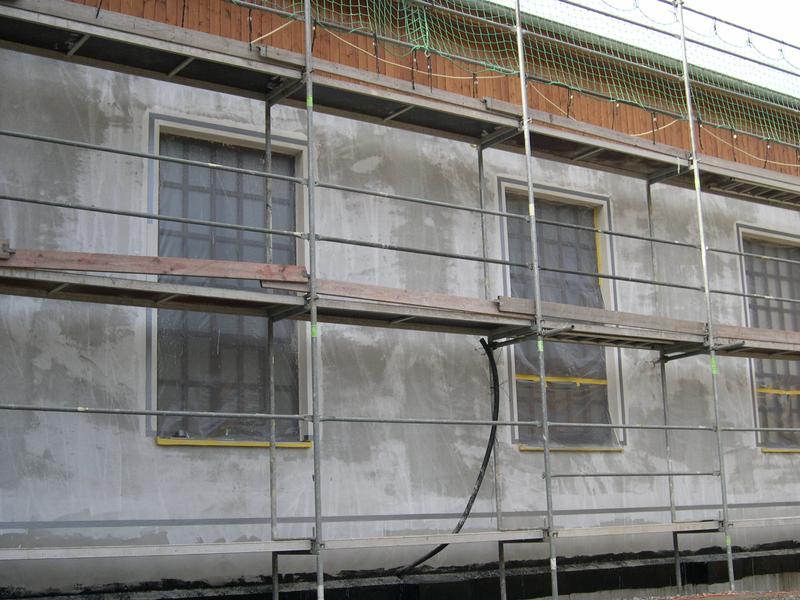 Vorbereitung der Fensterlaibung und Faschen für die Arbeiten am Deckputz am Mehrzweckgebäude.