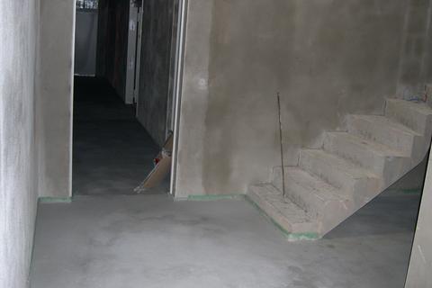 Fußboden im Bereich der Treppe im Mehrzweckgebäude.
