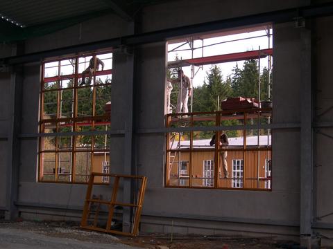 Parallel zum Einbau der Fensterrahmen laufen die Arbeiten an der Klinkerfassade weiter.