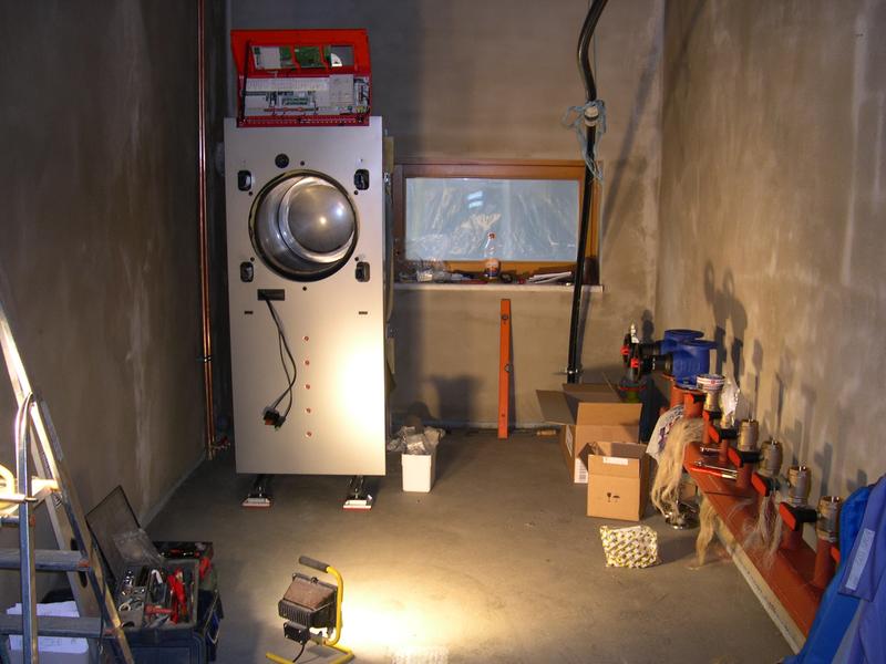 Die ersten Komponenten der Heizungsanlage sind im Hausanschlussraum installiert.