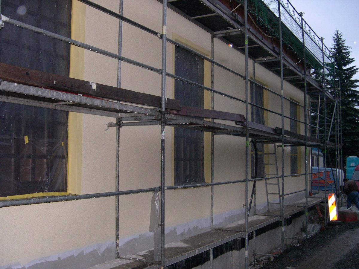 Die geputzte Fassade hat den Fassadenanstrich erhalten, die Fensterlaibungen wurden ebenfalls gestrichen.