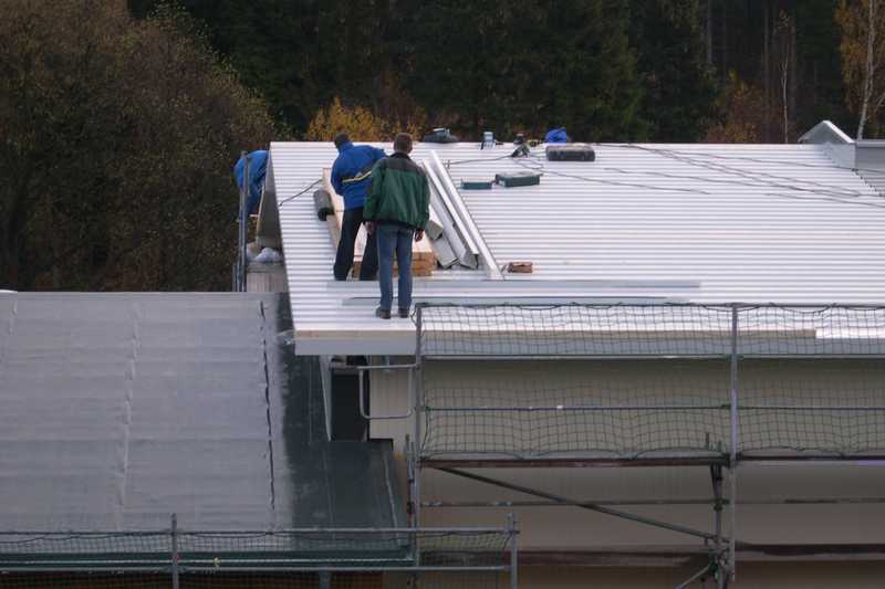 Durch die Dachdeckerfirma wird die Eindeckung des Daches mit Dichtung, Dämmung und Deckschicht vorbereitet.