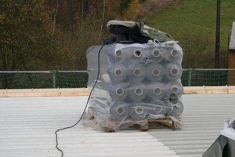 Die Dachbedeckung ist auf dem Dach zwischengelagert, ab 2. November soll der Aufbau von Abdichtung, Dämmung und Deckschicht beginnen.