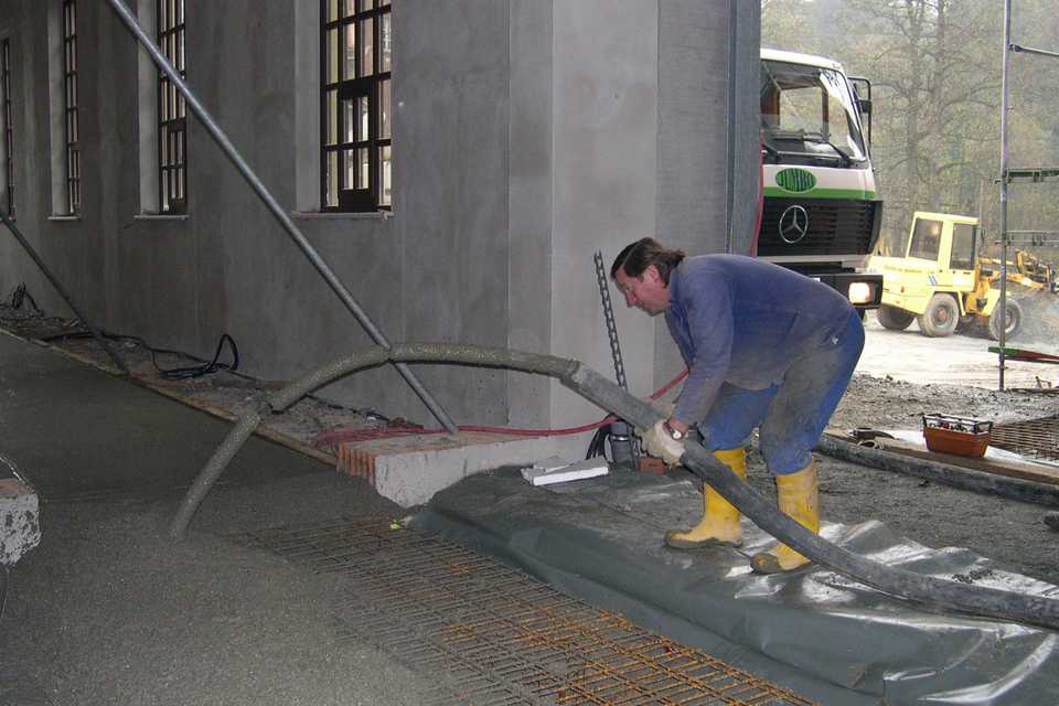 Mit der Betonpumpe wird das Material bis zur Einbaustelle gepumpt.